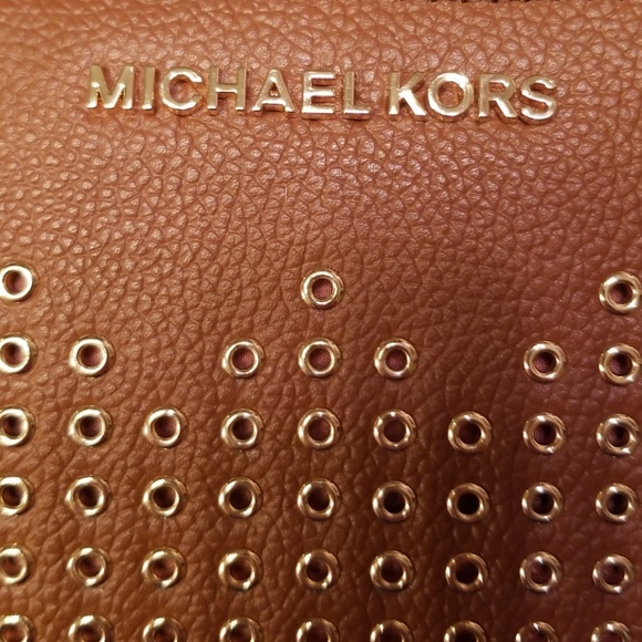 Michael Kors Hayes Multifunction Wristlet - Picture 2 of 8